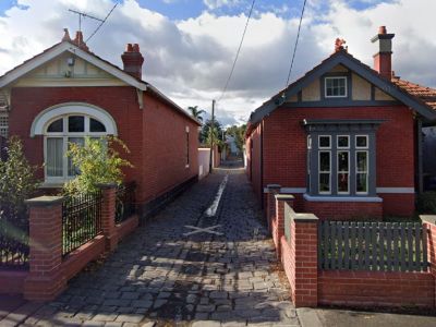 Lane 3963 entry from Loch St